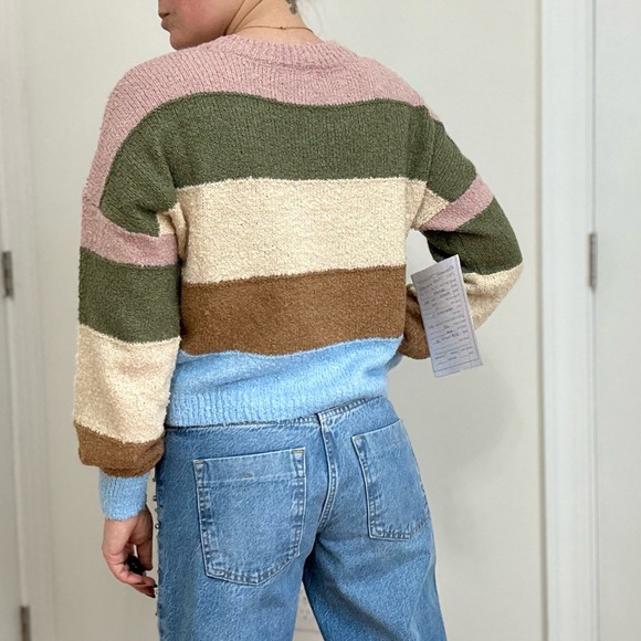 Buckle Color Block Crew Neck Pullover Sweater - Picture 4 of 7